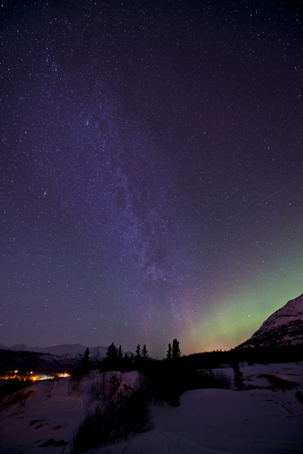 AKG4514697.webp Nuit étoilée avec aurores boréales en montage enneigée – Image 1