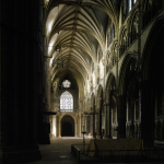 Intérieur d'une cathédrale gothique avec vitraux colorés