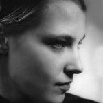 Portrait en noir et blanc d'une femme pensive