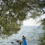 Femme Se Tenant au Bord de la Mer sous un Arbre