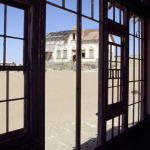 Maison abandonnée vue à travers une fenêtre