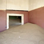 Chambre envahie par le sable