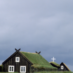 Maison traditionnelle en Islande avec toit végétalisé