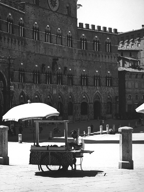 AKG4557554.webp Vente de rue devant un bâtiment historique – Image 1