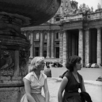 Deux femmes assises près d'une fontaine à Rome