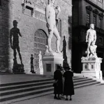 Statues historiques avec femmes discutant au premier plan