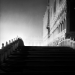 Escalier et bâtiment historique illuminés de nuit