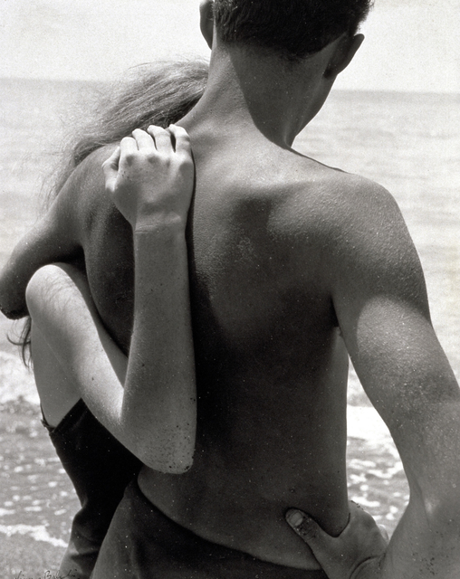 AKG4558475.webp Couple enlacé sur une plage – Image 1