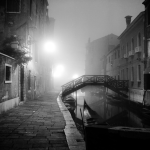 Pont de bois sur un canal brumeux
