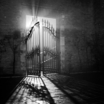 Porte en fer forgé illuminée par le soleil