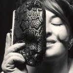 Femme souriante portant un masque en dentelle