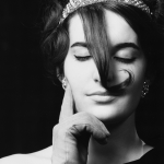 Portrait en noir et blanc d'une femme avec un bandeau scintillant