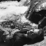 Femme allongée près d'une cascade