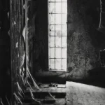 Vieille fenêtre dans un bâtiment abandonné