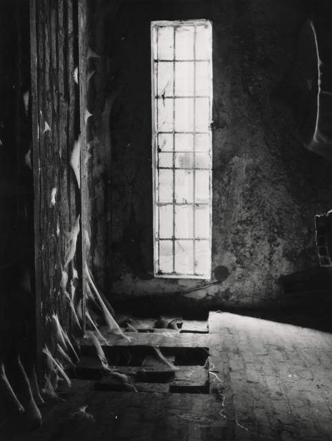 AKG4560514.webp Vieille fenêtre dans un bâtiment abandonné – Image 1