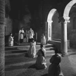 Cérémonie religieuse intime dans une église