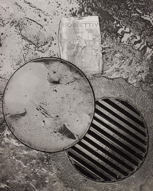 AKG4560516.webp Journal de cyclisme sur une bouche d'égout mouillée – Image 1