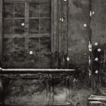 Vieille façade enneigée avec impacts de balles