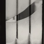 Fenêtre en verre givré avec motifs abstraits