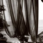 Cordages et filets de pêche séchant au bord de la mer