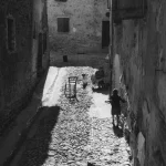 Scène de rue méditerranéenne en noir et blanc