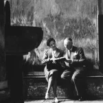 Couple adulte lisant ensemble à l'intérieur d'un bâtiment historique