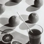 Verre de Jus d'Orange avec Oranges Complètes et Coupées en Noir et Blanc