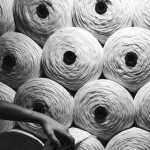 Rouleaux de fils avec une main