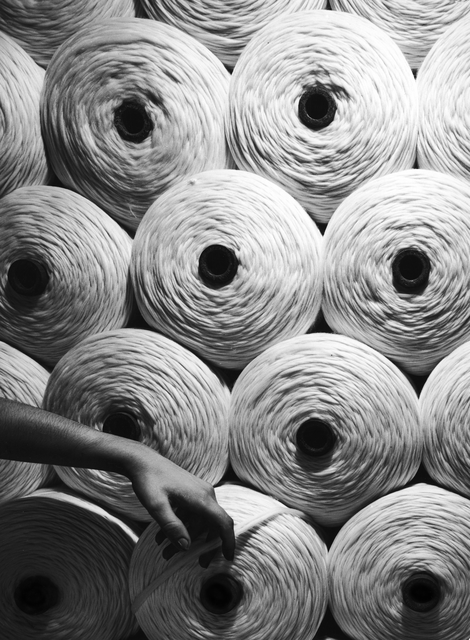 AKG4560563.webp Rouleaux de fils avec une main – Image 1