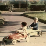 Enfants jouant avec des voitures à pédales dans un parc