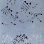 Diversité des épingles et crochets sur fond bleu