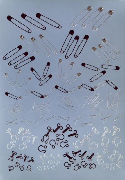 Diversité des épingles et crochets sur fond bleu