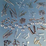 Collection de vis, clous et rondelles métalliques