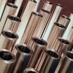 Rouleaux de papier métallisé alignés