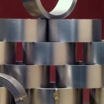 Roules de métal empilés sur fond rouge