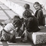 Enfants jouant sur des marches en plein air