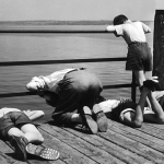 Enfants regardant l'eau depuis un ponton