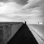 Promenade en bord de mer en noir et blanc