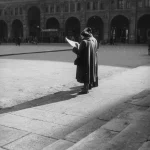 Lecture de carte dans une place urbaine historique