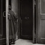 Personne entrant dans un bâtiment ancien