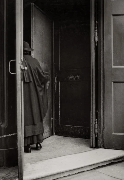 Personne entrant dans un bâtiment ancien