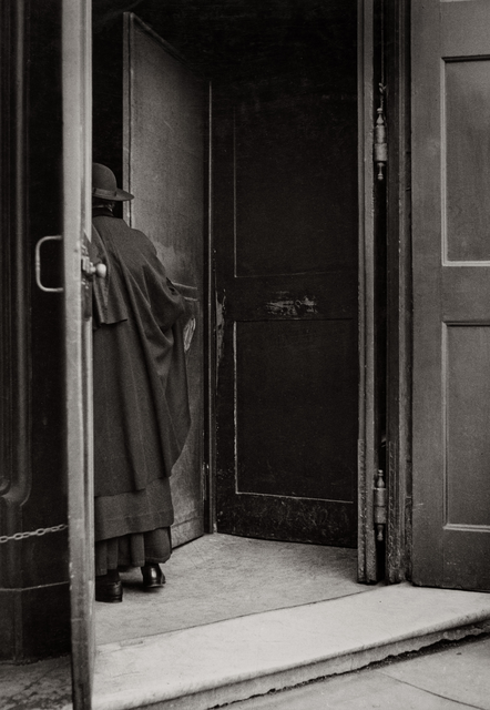 AKG4560632.webp Personne entrant dans un bâtiment ancien – Image 1