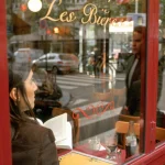 Lecture dans un Café Parisien