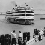 Bateau historique arrivant au quai avec des spectateurs