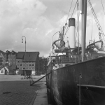 Bateau à quai dans un port européen historique