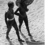 Promenade sur la plage avec un parasol