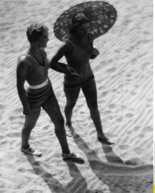 AKG457284.webp Promenade sur la plage avec un parasol – Image 1