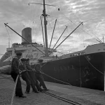 Marins amarrant le paquebot Europa au port