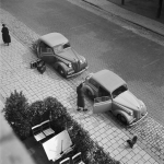 Vue Aérienne de Voitures Anciennes et Personnes sur Trottoir