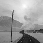 Train à vapeur traversant un paysage enneigé